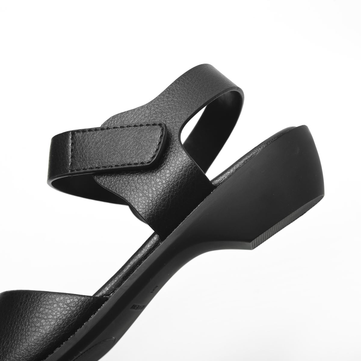 Chi tiết quai sandal nữ bản to uốn cách điệu, giữ form đẹp và ôm chân thoải mái